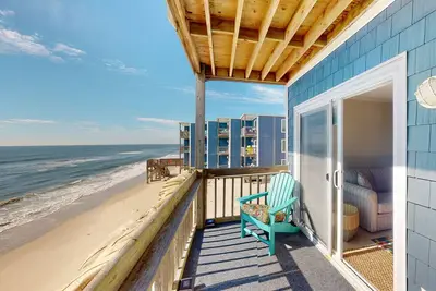 Image de Updated beachfront condo with endless ocean views & covered balcony