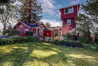 Image de Vineyard property with a 1910 Farmhouse and Water Tower