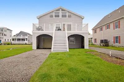Image de Edgewater Acres waterfront home with dock, bay access, & outdoor dining