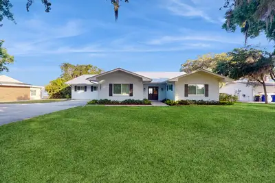 Image de Renovated lakefront retreat with screened pool, private dock, patio, grill & W/D