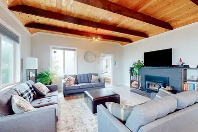 Image de Dog-friendly beach house with ocean views & furnished deck - steps from beach