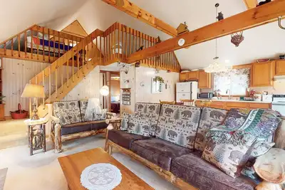 Image de Rustic retreat with 3 pools, tennis, game room - walk to lakeside beach