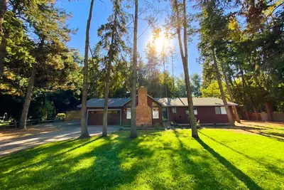 Image de The Pines, Newly Remodeled Lodge-Style Home in Quiet Cul-de-Sac