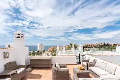 Image de Beautiful views family townhouse steps from the Beach