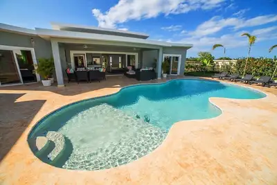 Fully-equipped tropical villa for rent, 4 bedrooms/bathrooms, private pool
