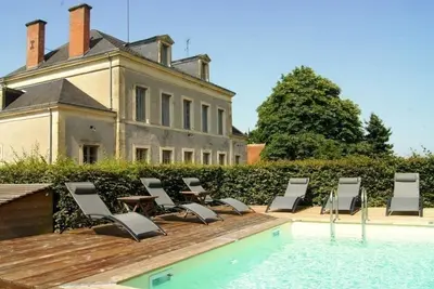 Image de Maison rénovée 19è, piscine chauffée, sauna, spa, grand parc, proche de la nature spacieuse et tout confort.