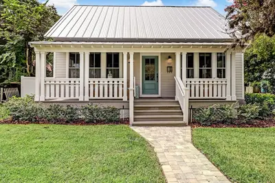Image de Pet Friendly | Charming Remodeled Historic District Home | Fenced Yard | Screened Porch