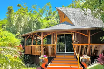 Image de Bamboo Bliss: Ocean Views & Waterfalls Await!
