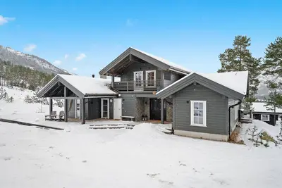 Chalet right on the ski slope (Ski In \/ Out)