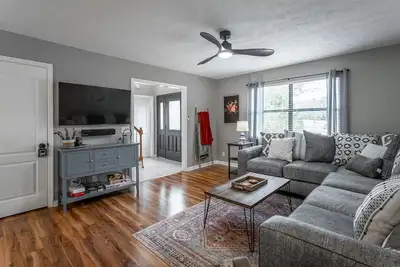 Image de Lake Hills Landing | Dog Friendly | Hot Tub + Huge Chair | 4 Bed, 2. 5 Bath