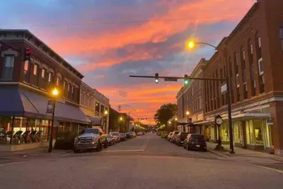 Image de Stay Downtown on Historic Main St.