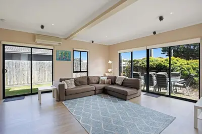 Image de 3-Bed 2. 5-Bath Private Home Blue House.