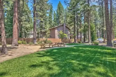 Image de Luxury Family Condo Conveniently Central to skiing in Lake Tahoe