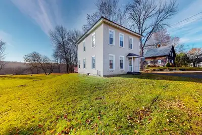 Image de Charming, lakefront dog-friendly home with a firepit, dock, & fast WiFi
