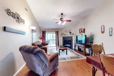 Image de Comfortable, 2nd-floor condo with balcony, washer/dryer, pools, & clubhouse