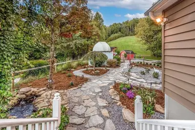 Image de 40 Acres w\/Waterfalls, Vineyard, Stream, 5 bedroom