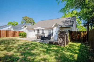 Image de Ruff Life: Bungalow with Easy Beach Access