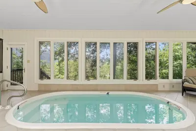 Image de Shenandoah Valley Cabin with Hot Tub, Pool, River Access, and Mountain Views\n