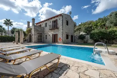 Teacher's cottage, pool, Quiet area, Near tavern