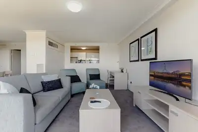 Image de 2-Bed with Gym, Tennis Court & Stunning Lake Views