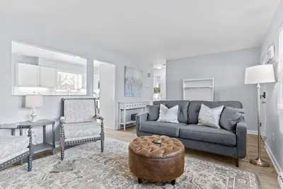 Image de Lovely 2-Bedroom Condo, Close to Burlington/Airport!
