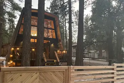 Image de Cool Mountain Vibes~Cozy Big Bear Gambrel / Modified A-Frame Cabin!
