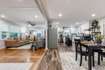 Image de Spacious & Stylish ~ Near Tiec ~ Patio ~ Fire Pit!