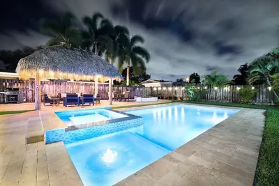 Image de Paradise Oasis- Entire duplex with htd pool, 2 spas, tiki hut, short drive 2 bch