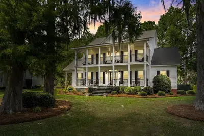 Image de Enjoy this Spacious Lakefront home with your own private pier
