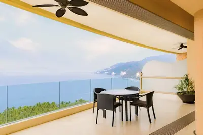 Image de 3 Bedroom Mountain Residence with Panoramic Ocean Views