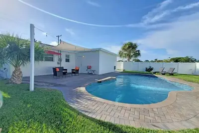 Image de Private Pool - 2 miles to Beach - King bed - Walk to Shops & Restaurants