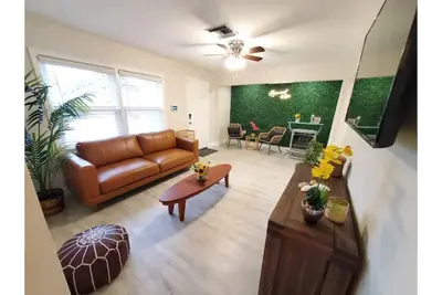 Image de Location! 2 mi to Beach Big Backyard Walk to Shops