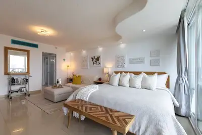 Image de Oceanfront Oasis: Beach Studio with Sunset Views & Parking – 5 Mins from Sju