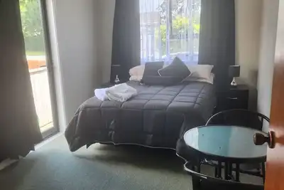 Image de Cosy studio walking distance to shops rails. 45 minutes from the city