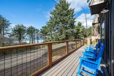 Image de Wrap around sunset deck & hot tub! Steps from surf & tidepools too.