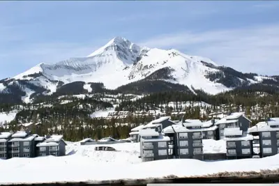 Image de Minutes from Lift! 2 Bedroom + Sleeping loft condo on shuttle route