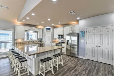 Image de Steps to Shore: Crystal Beach Retreat w/ Deck!