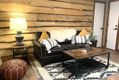 Image de Little Mammoth Condo - Bike or 5 min walk to ski lifts!