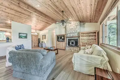 Image de Peaceful Alto Home w\/ Deck & Mountain Views!