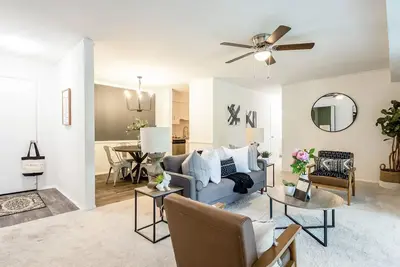Image de Large condo close to downtown Raleigh!