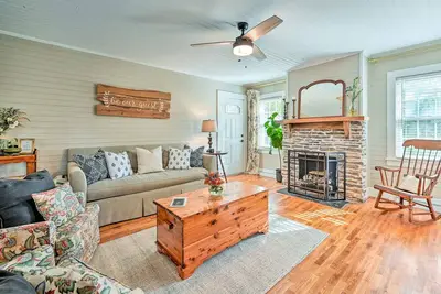Image de Farmhouse Cottage on 10 Acres: Trails On-Site