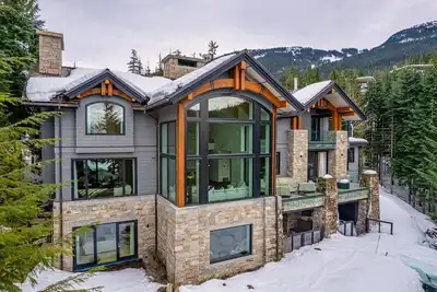 Image de Altitude Retreat / Kadenwood / Private Neighbourhood & Gated Ski in Ski out Home