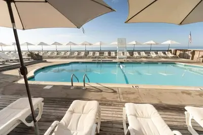 Image de Prime Location! Free Parking & Breakfast, Pool, Near Second House Museum