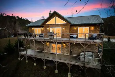Image de Pickleball, Firepit, Hot Tub, Gameroom