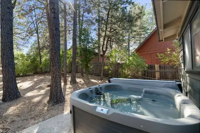 Image de The Lakehouse Cabin - Located close to the Lake! New Hot tub, Smart Tv, and WiFi!