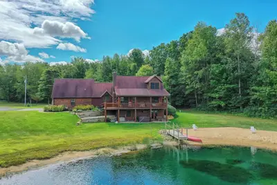 Image de 11 Acre Wood - Cabin getaway - fishing/swimming pond - hot tub