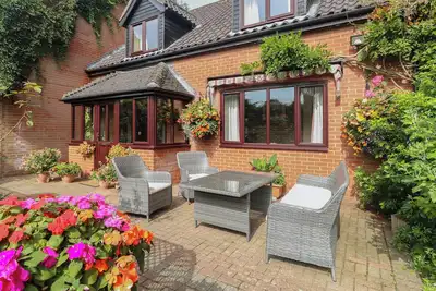 Image de Walnut Tree Cottage, pet friendly, with a garden in Catfield