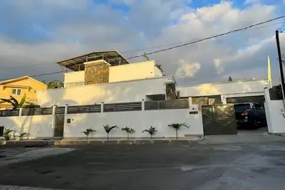Image de Spacious 4-Bed Villa in Flic en Flac roof top bar