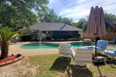Image de New 4 bedroom home with pool. Sleeps 9!