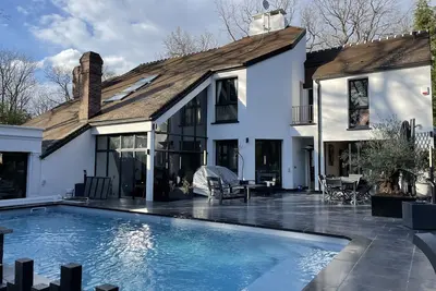 Image de villa with swimming pool at the gates of Paris